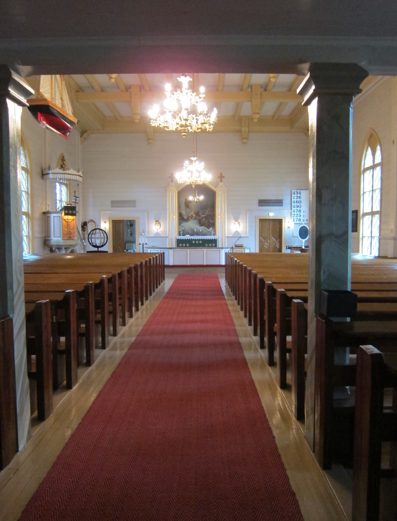 Kuivaniemen kirkon sali sisäänkäyntiovelta kuvattuna