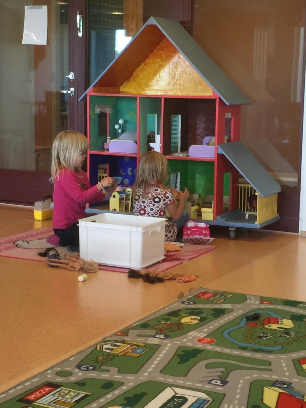 Kaksi tyttöä leikkii nukkekodilla Iin seurakunnan päiväkerhotiloissa