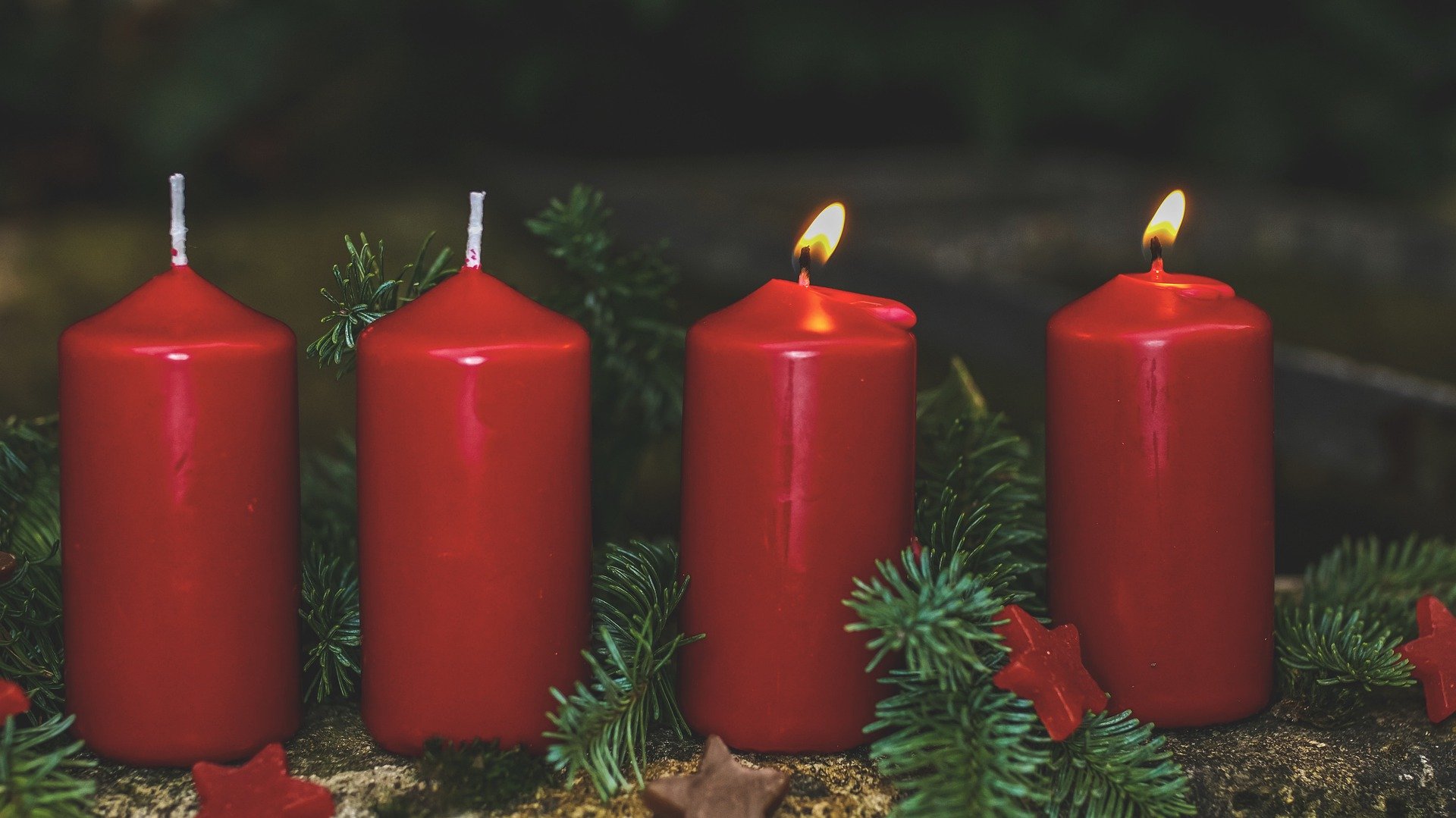 Sanajumalanpalvelus Kaksi adventtikynttilää on sytytetty.