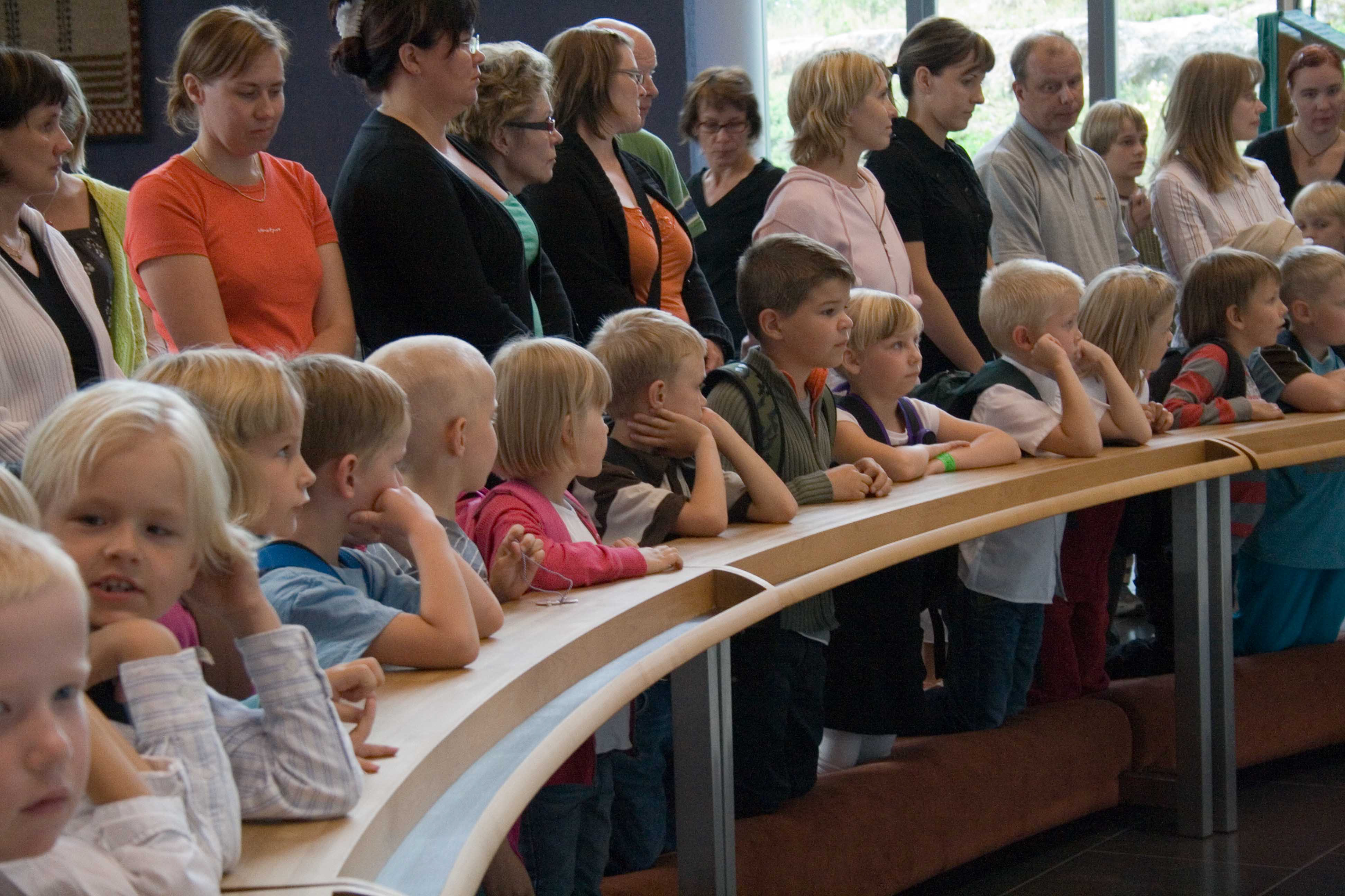 Ekaluokkalaisten koulutielle siunaaminen Koulunsa aloittavia lapsia on kirkon alttarilla ottamasta siunausta vastaan.