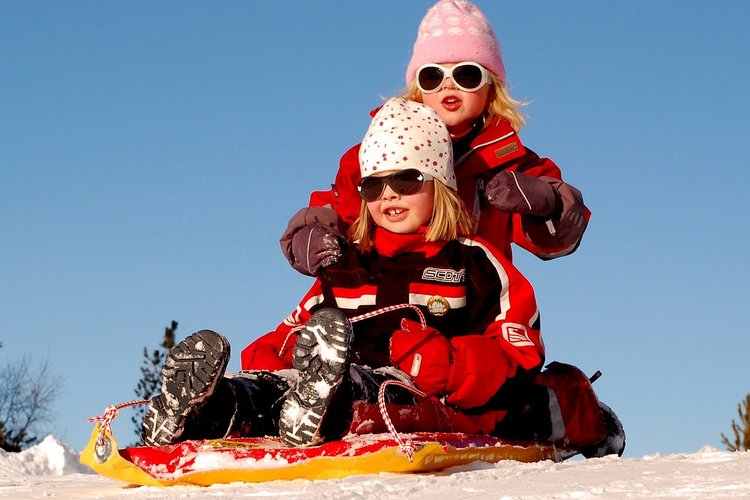 Iin perhekerhon mäenlaskuretki Tikkasen pulkkamäkeen Iin perhekerhon mäenlaskuretki Tikkasen pulkkamäkeen