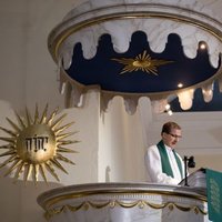 Oulun hiippakunnan piispa Jukka Keskitalo Oulun tuomiokirkon saarnatuolissa. Piispan virkaan vihkimistilais...