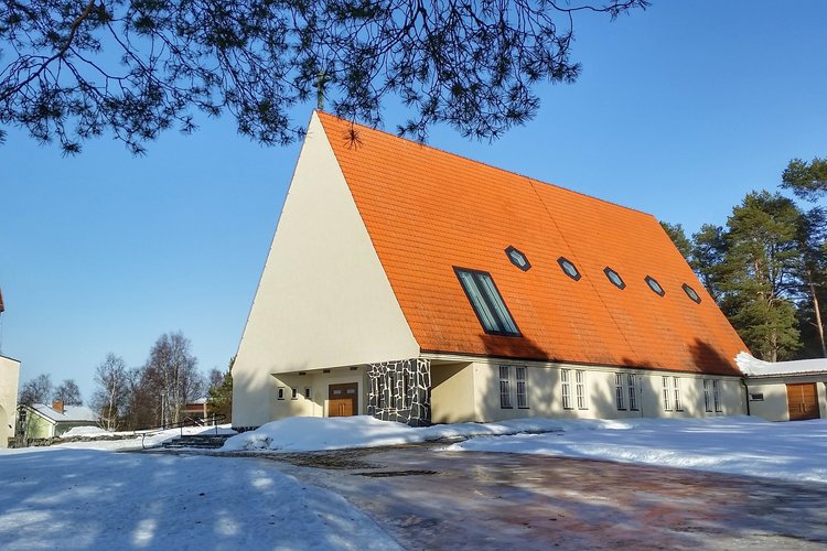 Iin kirkon kuva talvisessa maisemassa.