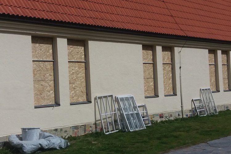 Iin kirkon ikkunat on peitetty ikkunaremontin vuoksi.