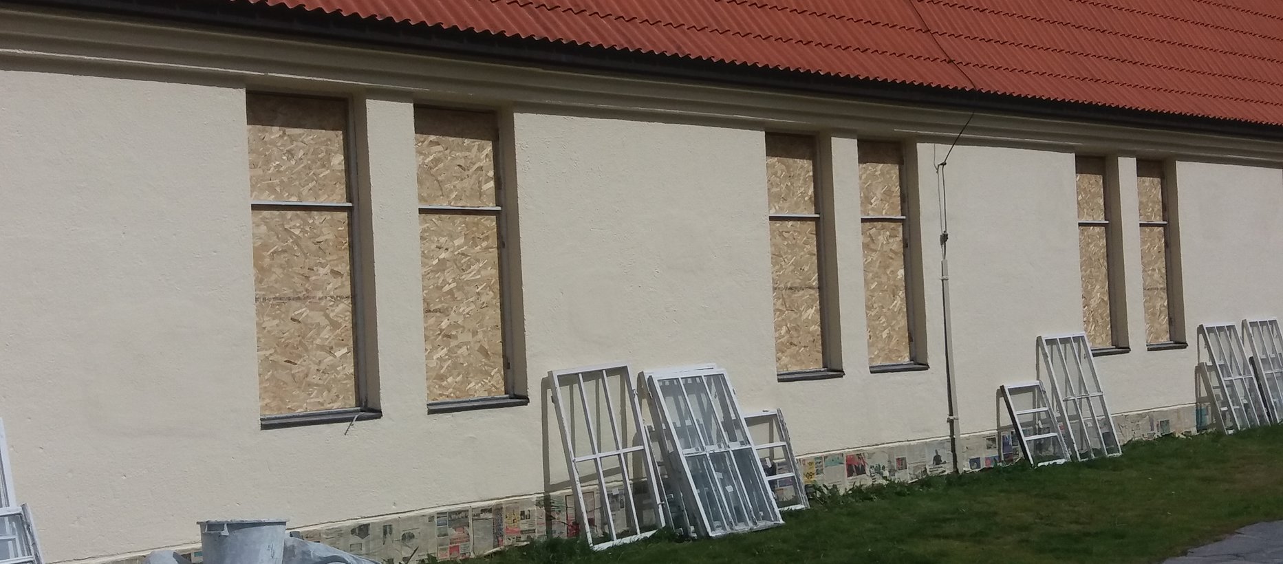Iin kirkon ikkunat on peitetty ikkunaremontin vuoksi.
