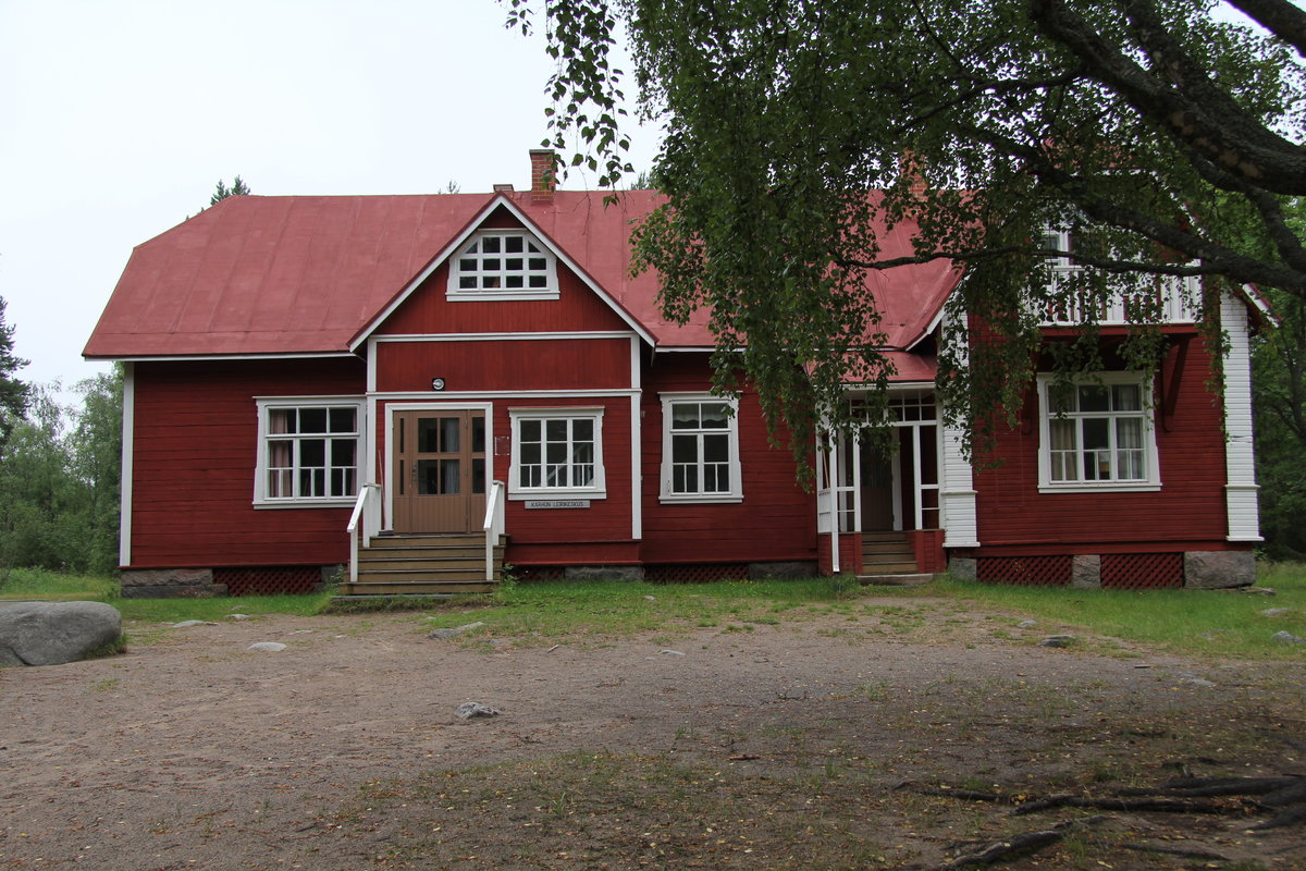 Kuva vanhasta punamullalla maalatusta Karhun leirikeskuksen rakennuksesta.