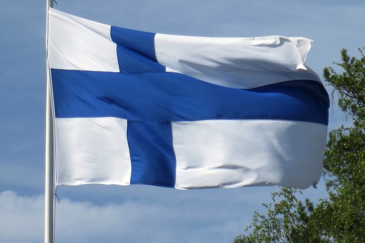 Suomen lippu liehuu