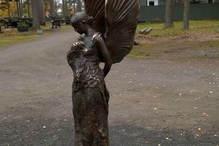 Kuvassa veistos jossa enkelin sylissä pienokainen. Veistoksen on tehnyt taiteilija Sanna Koivisto Iin Kruun...